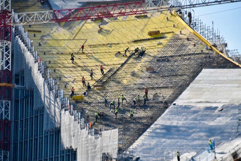 Cantiere di un'impresa edile con gru e struttura in costruzione